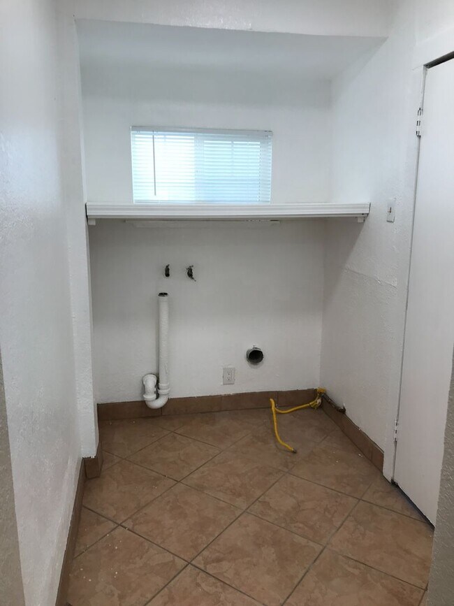 1300 87th Ave Oakland, CA 94621 photo 5