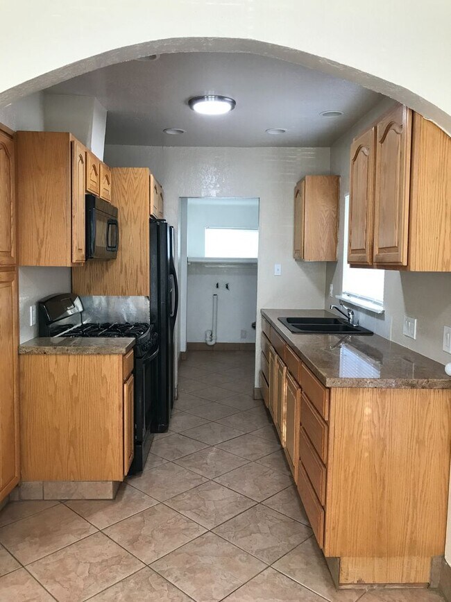 1300 87th Ave Oakland, CA 94621 photo 4