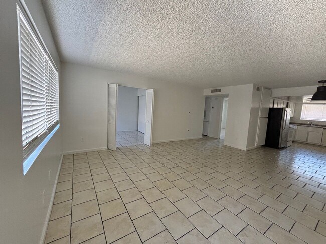 3315 W Loma Ln Phoenix, AZ 85051 photo 2