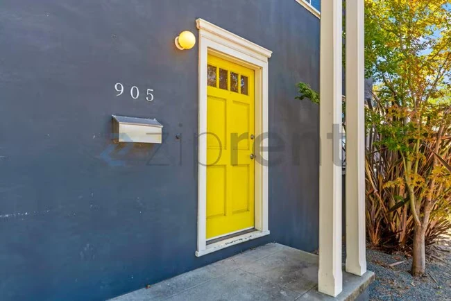 Unit 905 photo 3