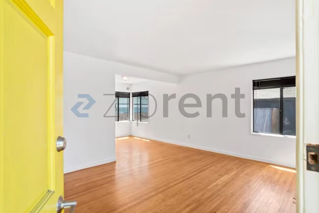 Unit 905 photo 4