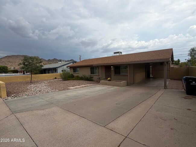 1207 E Christy Dr Phoenix, AZ 85020 photo 2