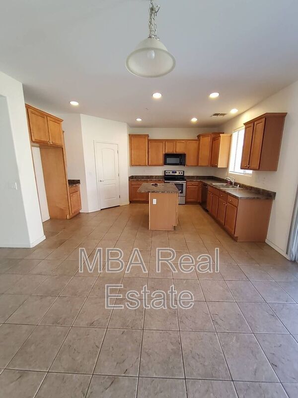 8998 W Plum Rd Peoria, AZ 85383 photo 4