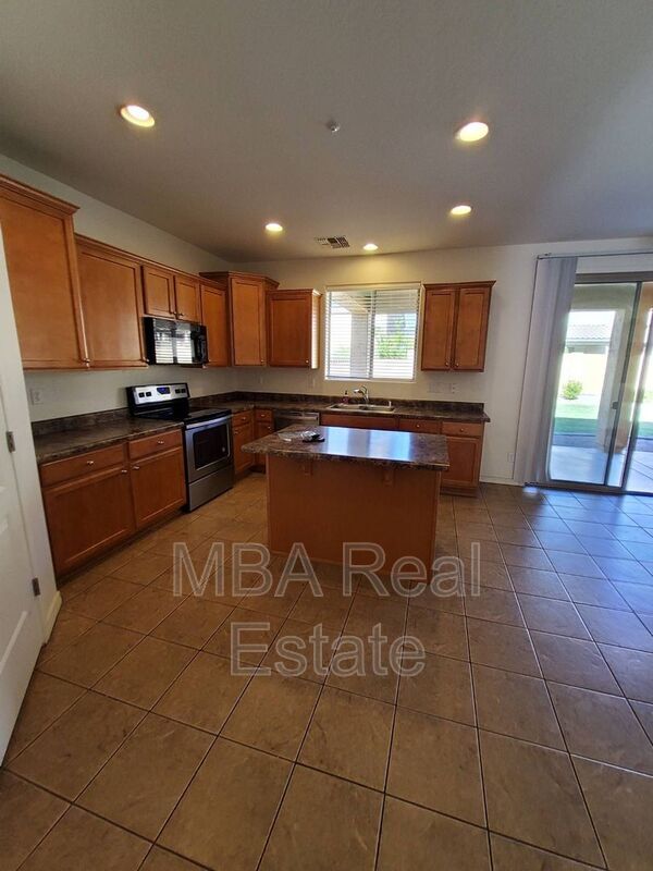 8998 W Plum Rd Peoria, AZ 85383 photo 3