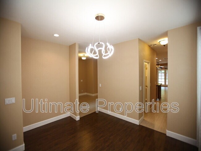 9229 W Yukon Dr Peoria, AZ 85382 photo 4