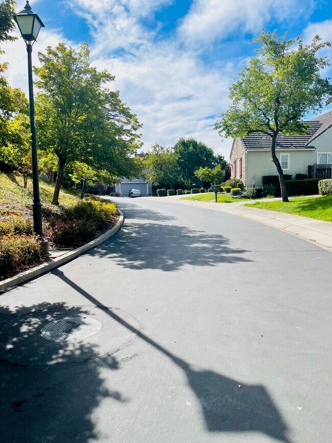 Stunning 3br/3ba Home In Desirable Gated Community photo 3