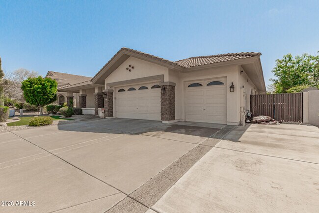 1687 E Carob Dr Chandler, AZ 85286 photo 2