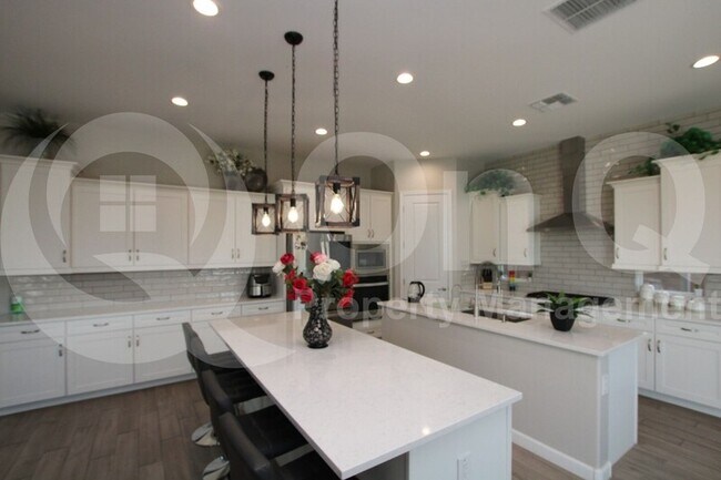 1829 E Saguaro Park Ln Phoenix, AZ 85024 photo 3