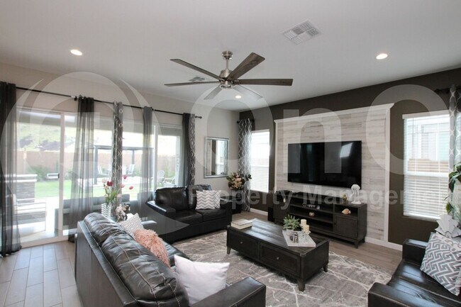 1829 E Saguaro Park Ln Phoenix, AZ 85024 photo 5