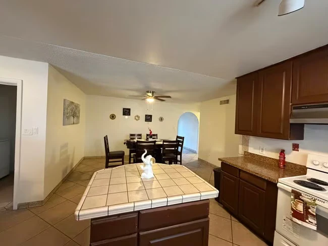 8119 W Glenrosa Ave Phoenix, AZ 85033 photo 2