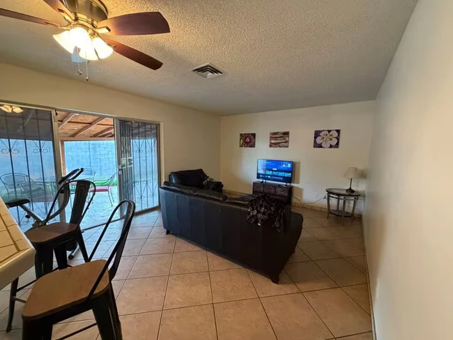 8119 W Glenrosa Ave Phoenix, AZ 85033 photo 3
