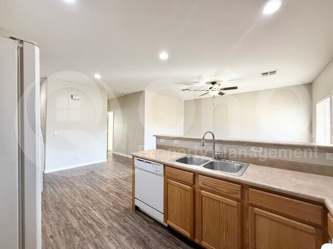 6832 N 81st Dr Glendale, AZ 85303 photo 4