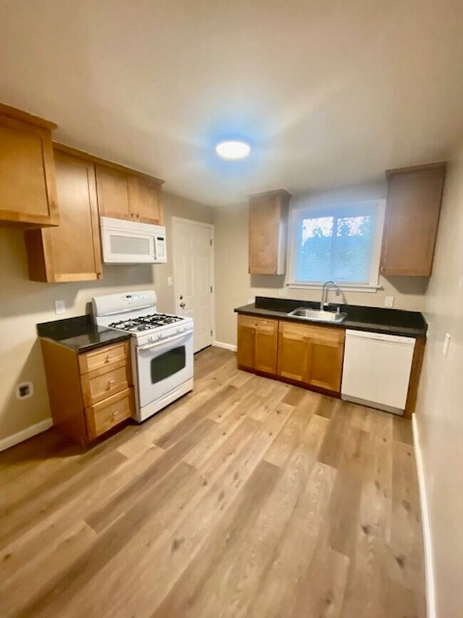 1537 Truman Street, Richmond (Apartment) photo 2
