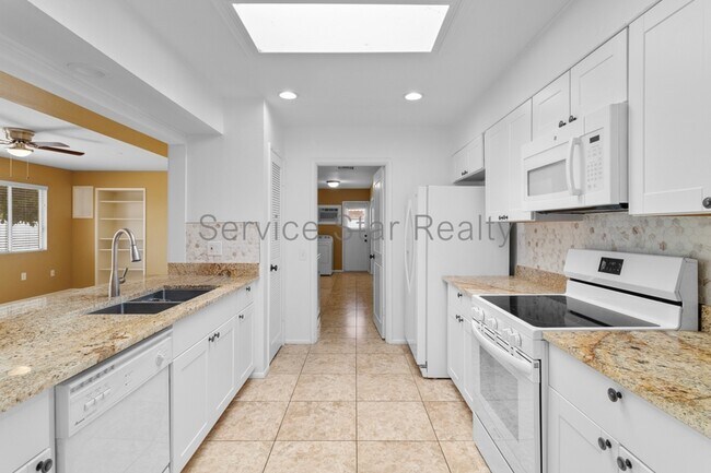 9425 W Rolling Hills Dr Sun City, AZ 85351 photo 5