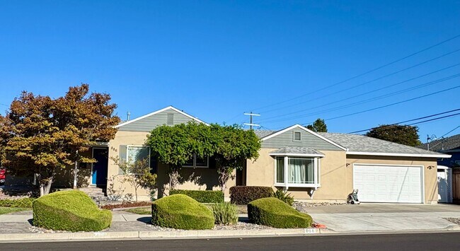 886 N Redwood Ave photo 3