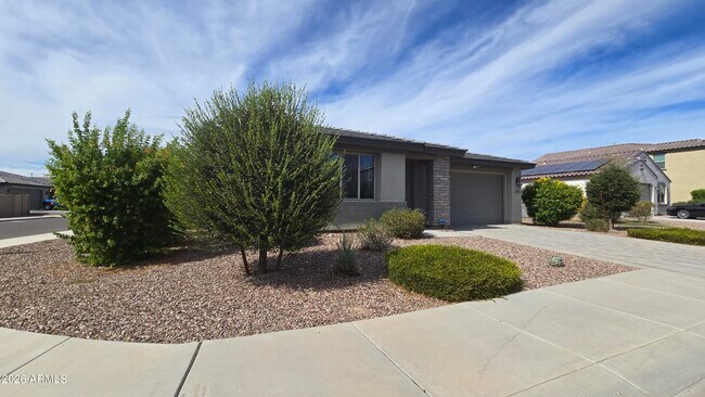 19912 W Lilac St photo 4
