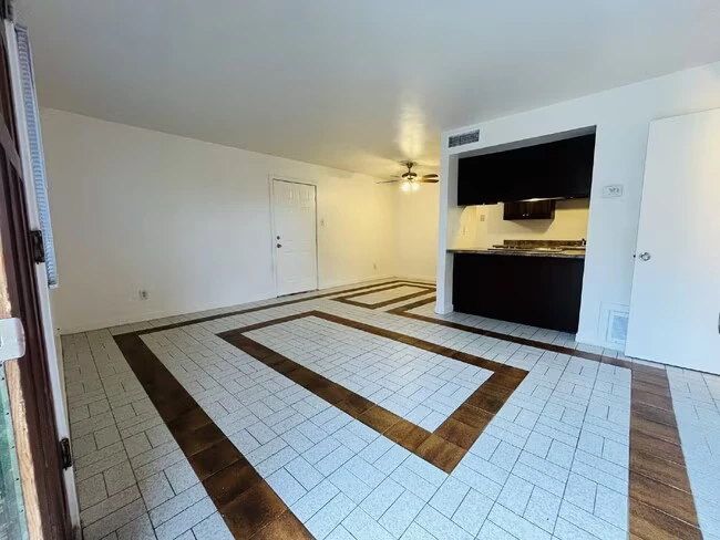 5041 N 40th Ave Phoenix, AZ 85019 photo 3