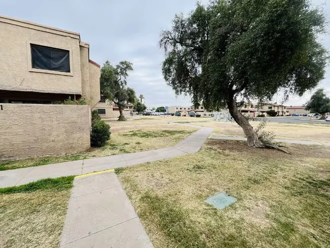 5041 N 40th Ave Phoenix, AZ 85019 photo 2