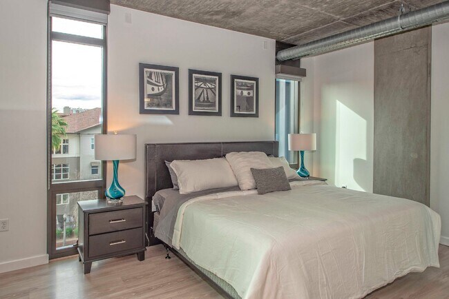 100 W Portland St Phoenix, AZ 85003 photo 2