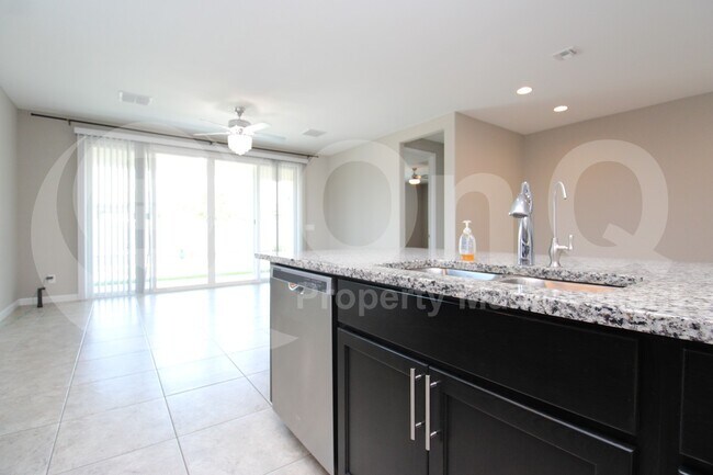 714 W Hartford Ave Phoenix, AZ 85023 photo 3