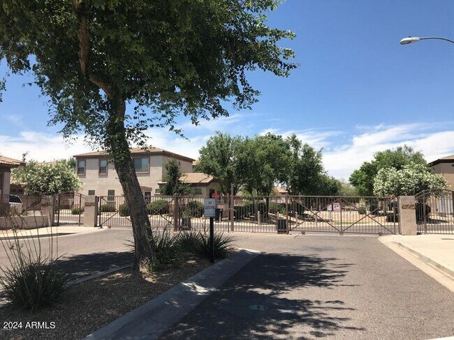 3618 W Marconi Ave Phoenix, AZ 85053 photo 2