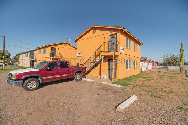 2226 E Pueblo Ave Phoenix, AZ 85040 photo 3