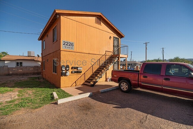 2226 E Pueblo Ave Phoenix, AZ 85040 photo 2