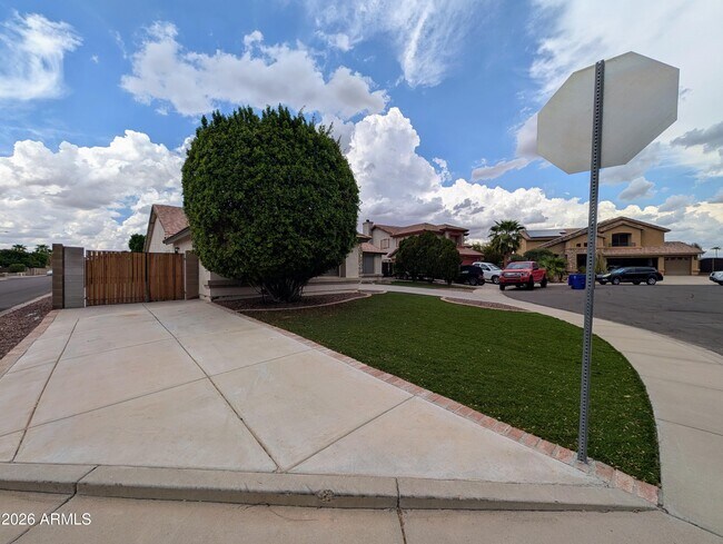 15748 W Paradise Ln photo 3