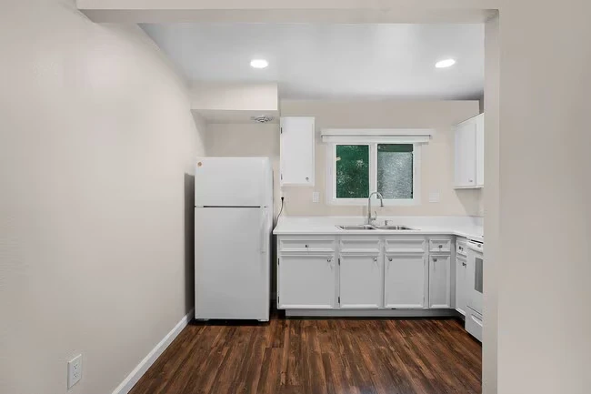 Point Loma Bay Apartments photo 3