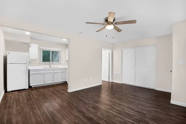 Point Loma Bay Apartments photo 2