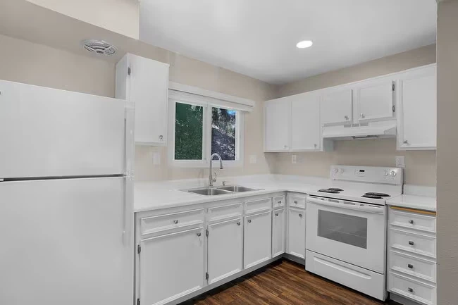 Point Loma Bay Apartments photo 4