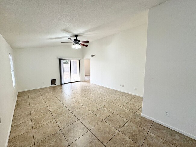 11815 N 76th Dr Peoria, AZ 85345 photo 4