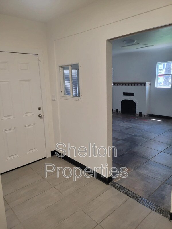 6810 S Central Ave Phoenix, AZ 85042 photo 2