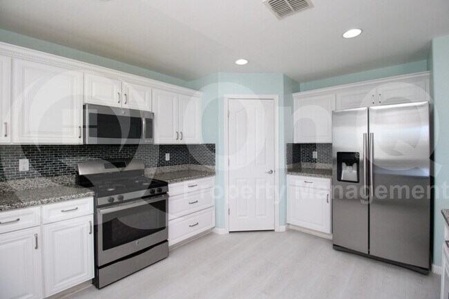 2037 E Anderson Dr Phoenix, AZ 85022 photo 3