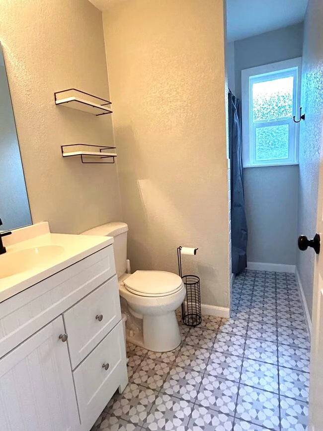 5029 Barrett Ave Richmond, CA 94805 photo 5