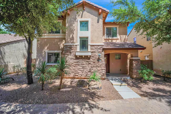 2532 E Vermont Dr