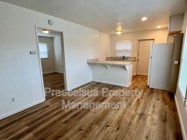 270 Whitney St photo 4