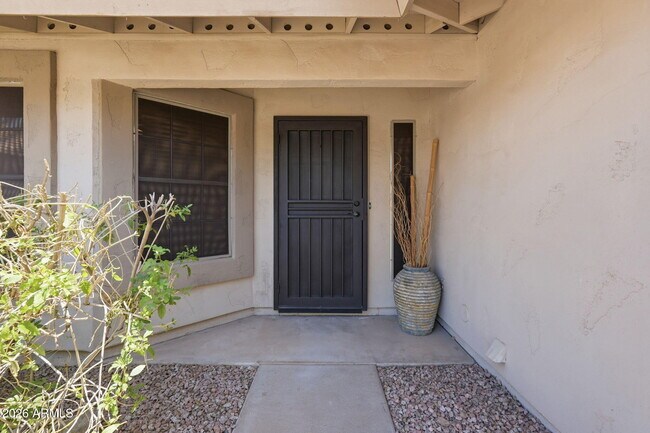 457 S Meadows Dr Chandler, AZ 85224 photo 2