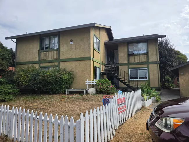 2BR/1BA Duplex on Civic Center Dr. · Rohnert Park photo 5