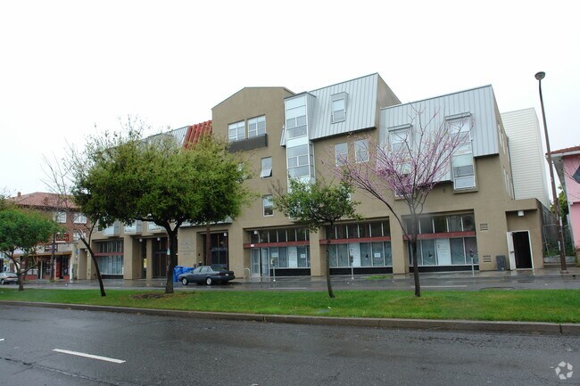 1719 University Ave photo 3