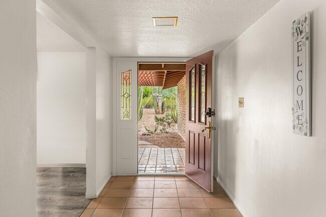5901 E Cactus Wren Rd Paradise Valley, AZ 85253 photo 2