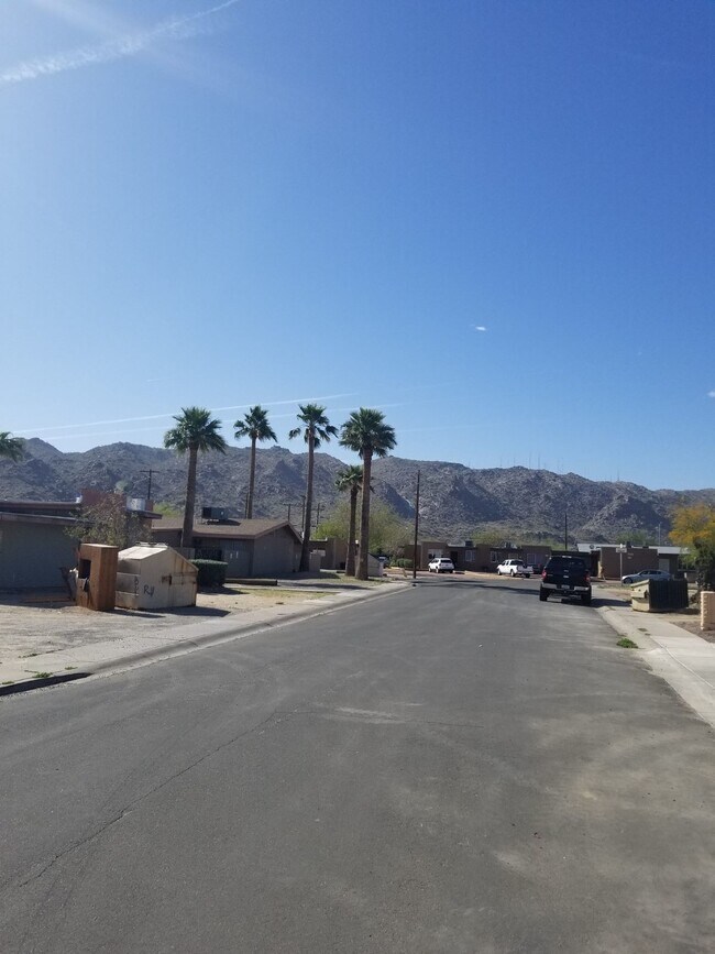 813 E Siesta Dr Phoenix, AZ 85042 photo 2