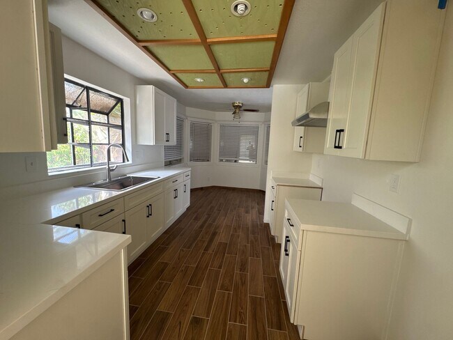 435 Whitney Ave photo 2