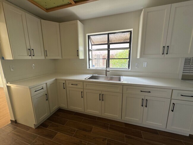 435 Whitney Ave photo 5
