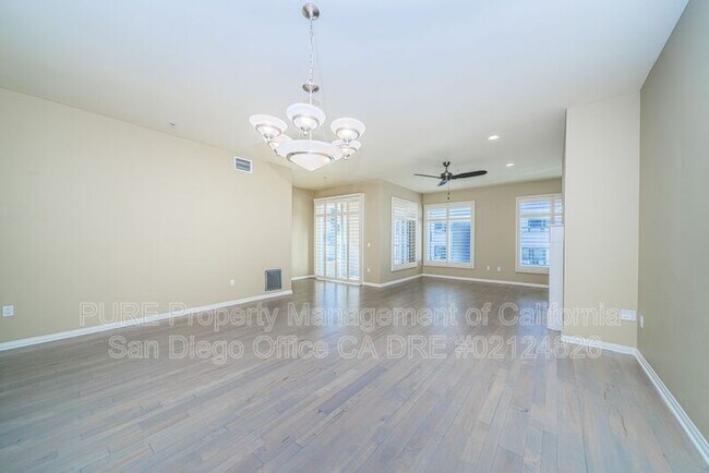 301 Mission Ave Oceanside, CA 92054 photo 3