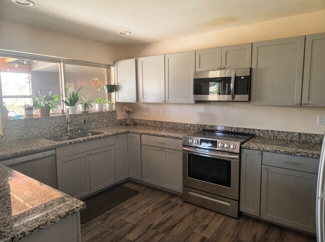 3901 W Glenn Dr Phoenix, AZ 85051 photo 5