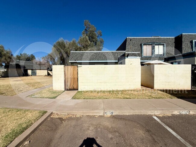 8051 N 32nd Ln Phoenix, AZ 85051 photo 2