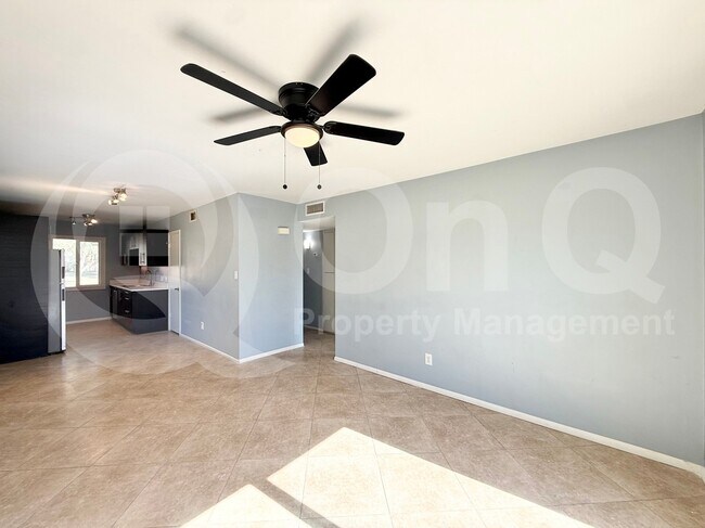 8051 N 32nd Ln Phoenix, AZ 85051 photo 5