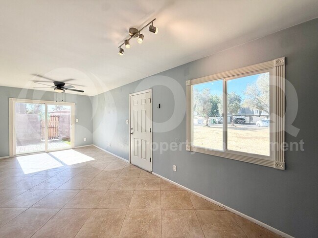 8051 N 32nd Ln Phoenix, AZ 85051 photo 3