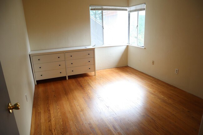 6518 Outlook Ave Oakland, CA 94605 photo 4